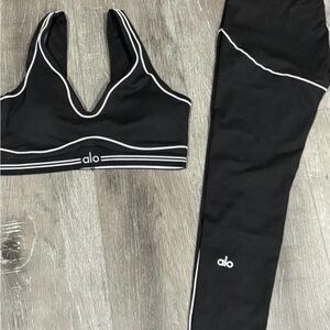 ALO Yoga Black and White Set